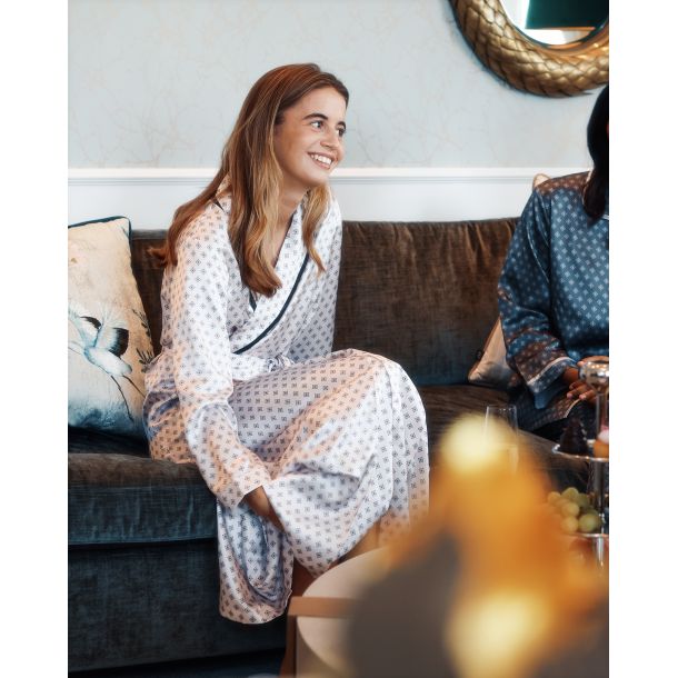 AMAZING DREAMS WRAP ME SILKY KIMONO  LYSER�D