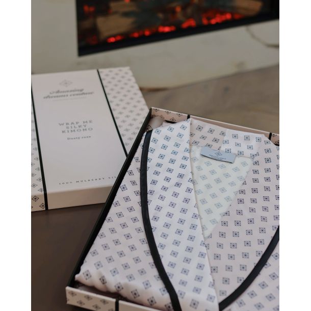 AMAZING DREAMS WRAP ME SILKY KIMONO  LYSER�D