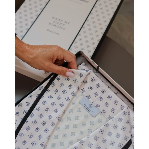 AMAZING DREAMS WRAP ME SILKY KIMONO  LYSER�D